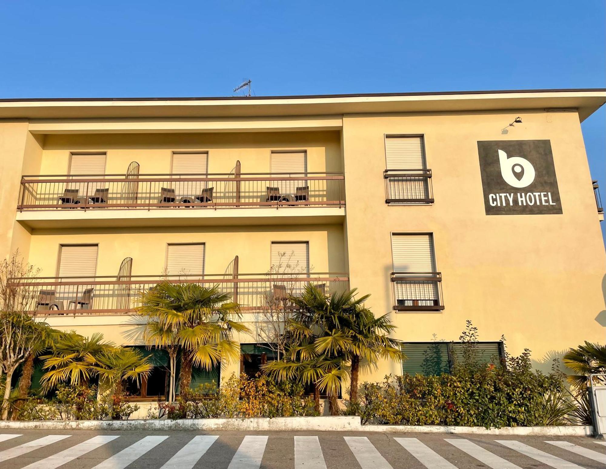 B City Hotel Bardolino Esterno foto